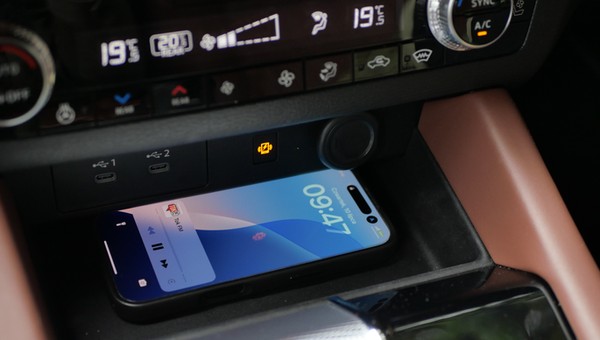 Każdy chce mieć ten gadżet w aucie, dopóki go nie ma. Wam też ładowarka indukcyjna smaży telefon?