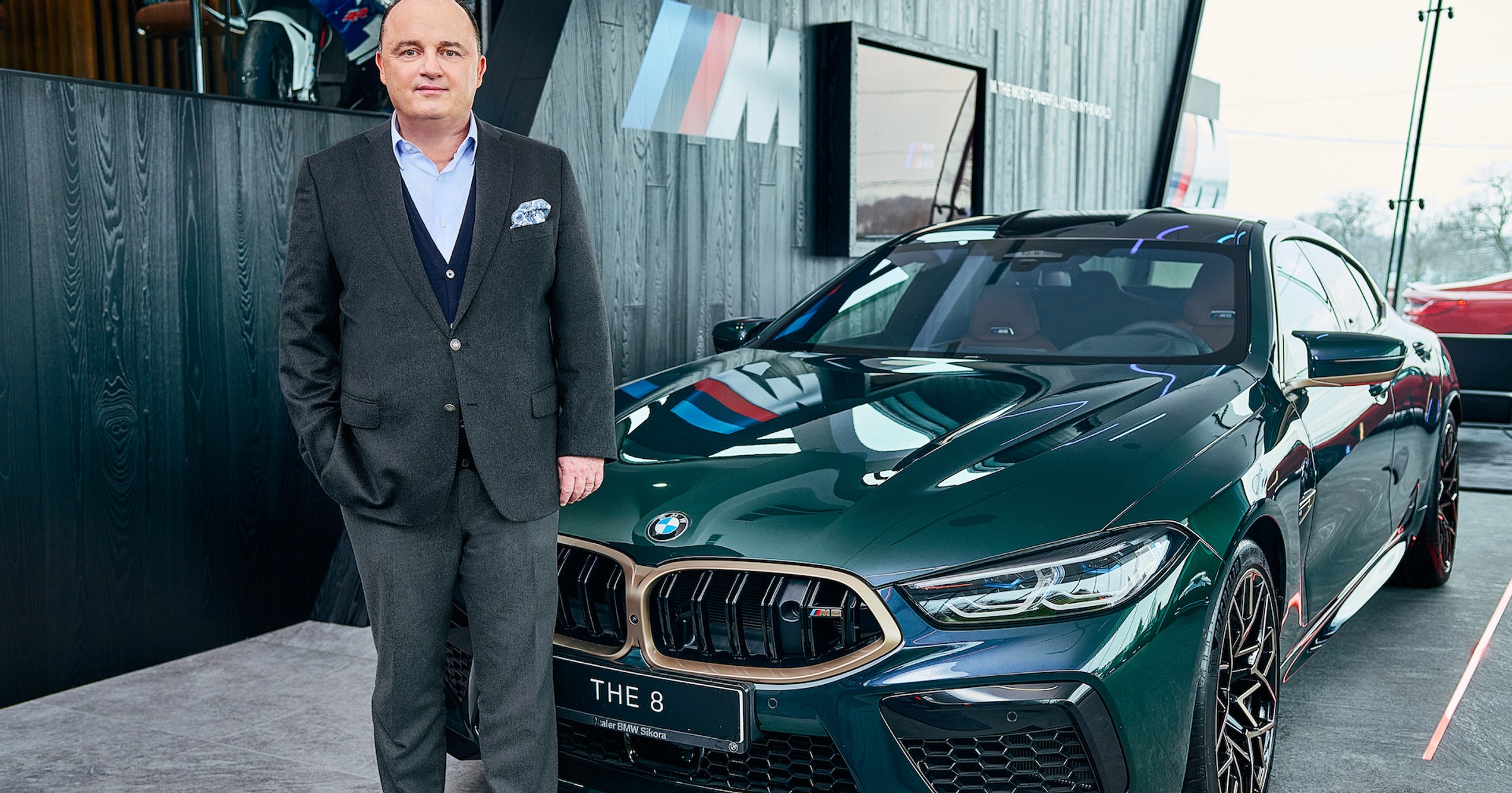 Christian Haririan przy samochodzie BMW