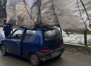 Ładunek większy od auta. Czy to nowy „challenge” właścicieli Fiatów Seicento?