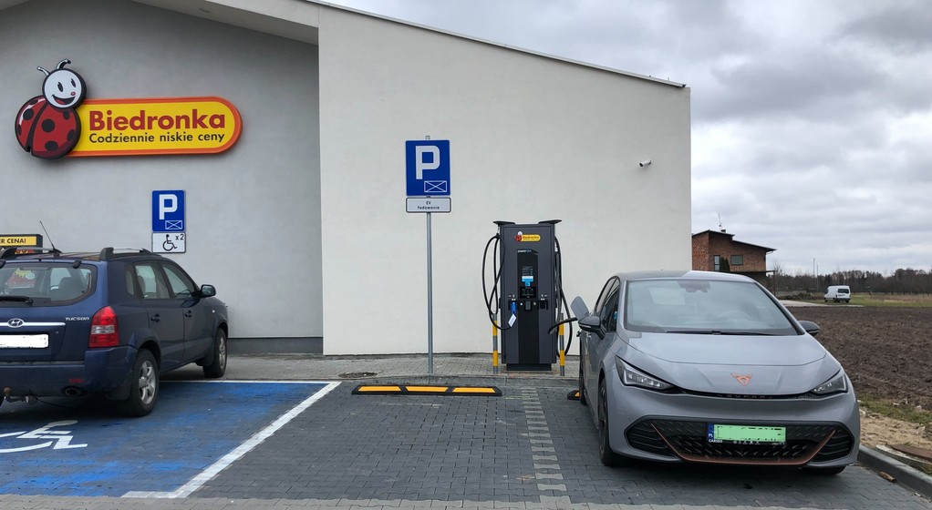 Stacja ładowania aut elektrycznych pod Biedronką