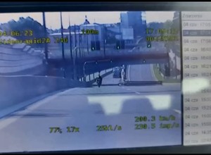 Motocyklista pędził po Trasie Średnicowej. Policjanci musieli ruszyć w pościg [WIDEO]