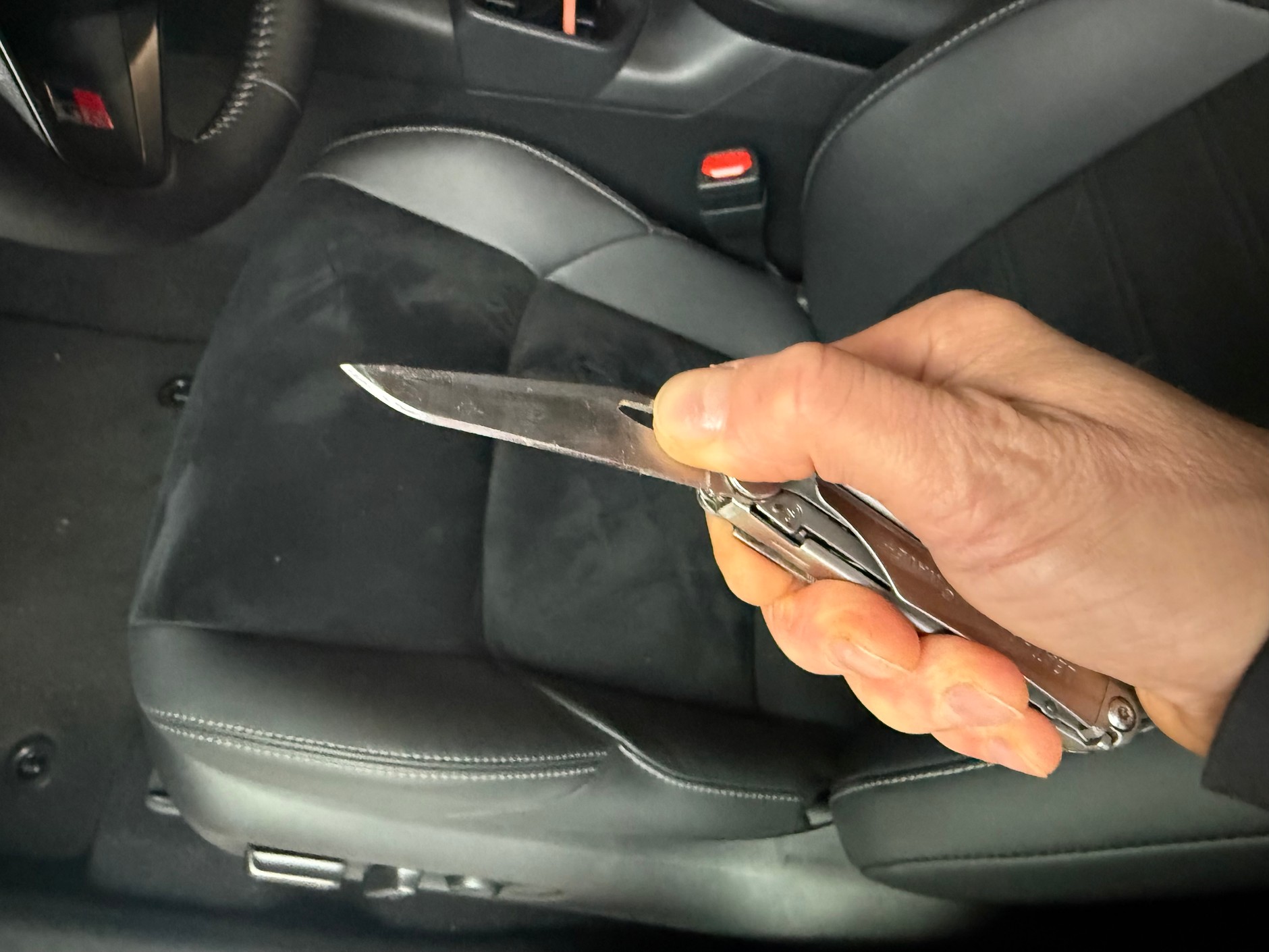 Otwieranie ostrza multitoola jedną ręką