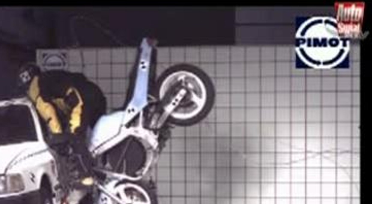 Crashtest - Motocyklista kontra samochód