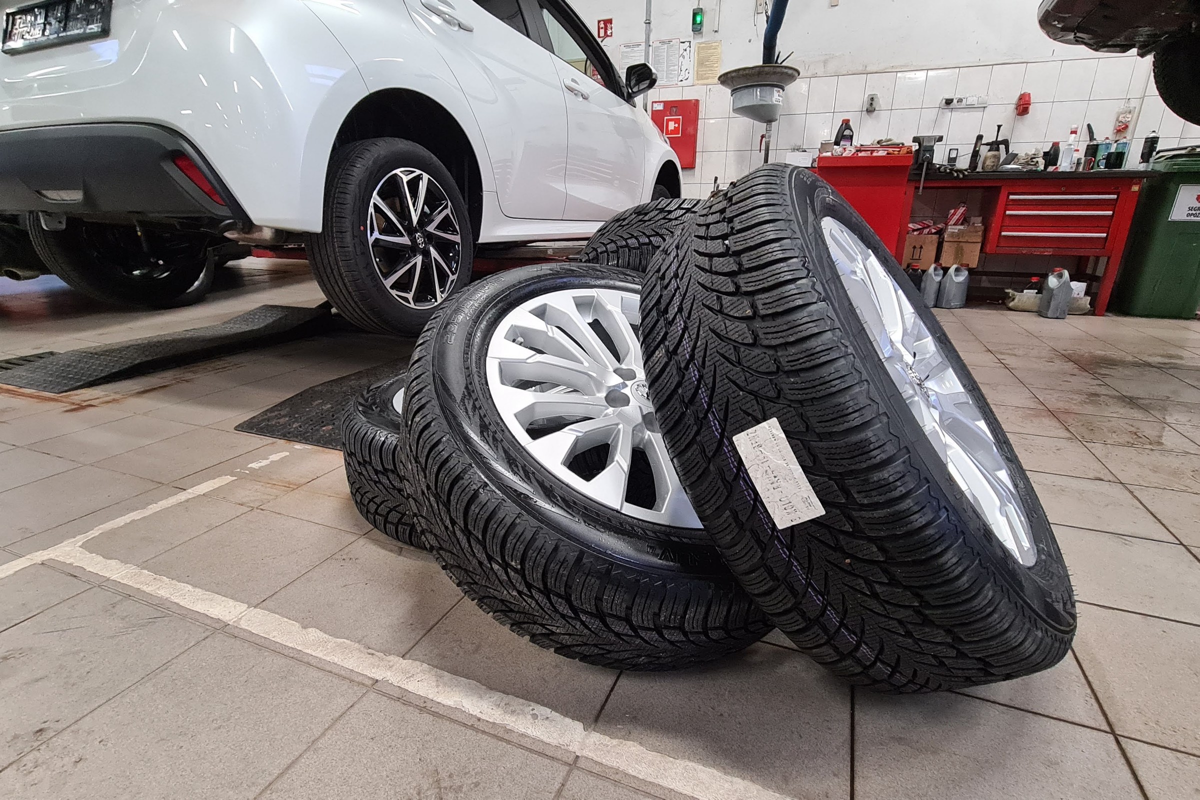 To ostatni moment na wymianę opon letnich na zimowe. Wszystko, co musisz o tym wiedzieć