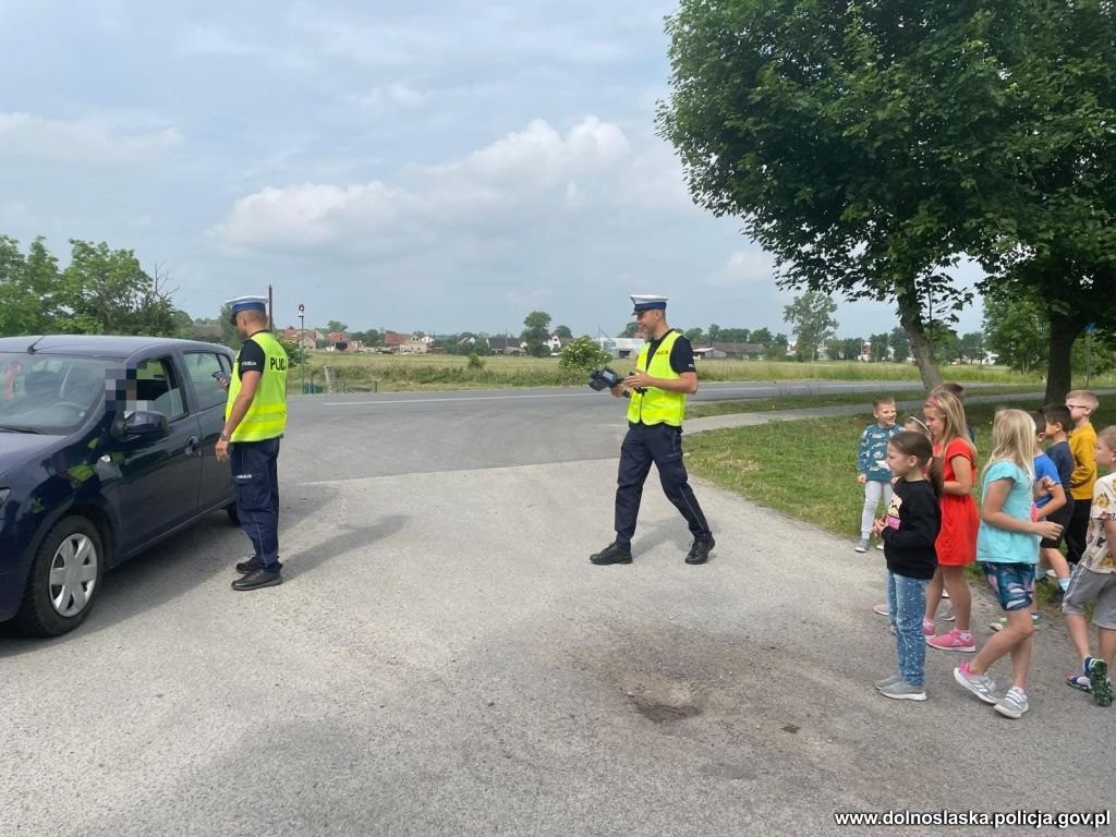 Policjanci prowadzili nietypową akcję. Wręczali cytryny