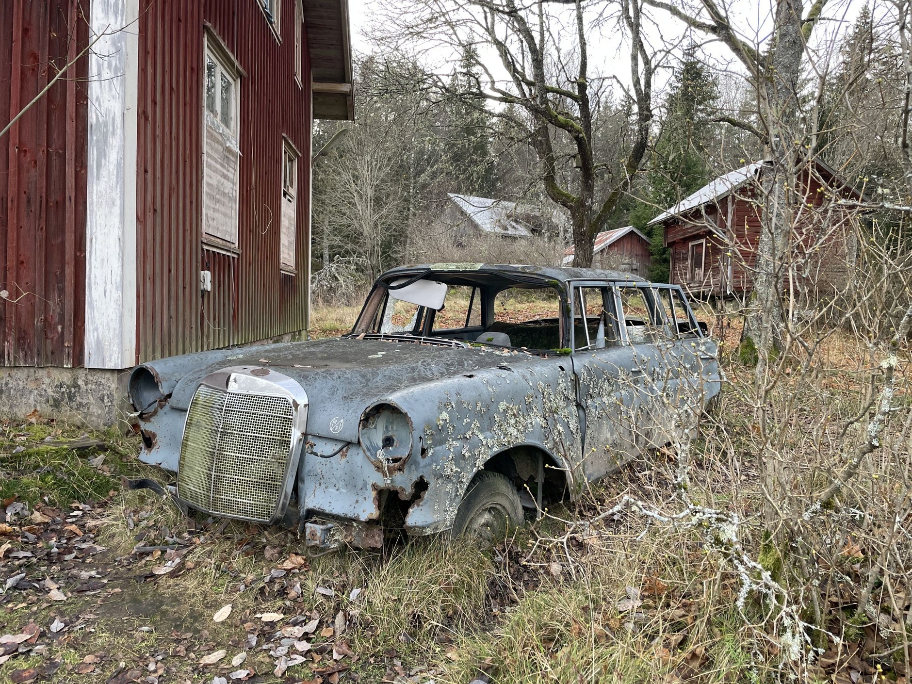 Cmentarzysko samochodów w Bastnas w Szwecji