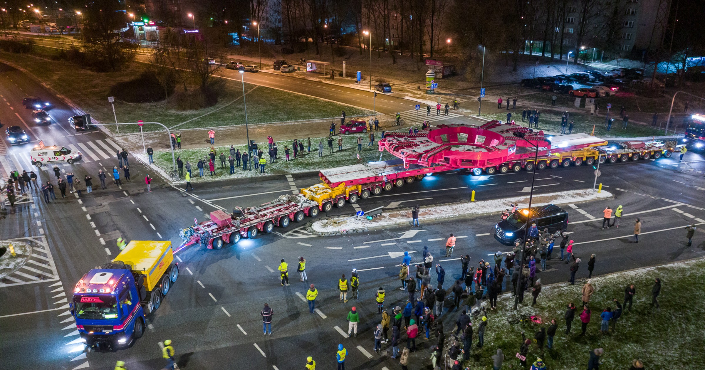 Transport elementów maszyny TBM przejeżdża przez Warszawę