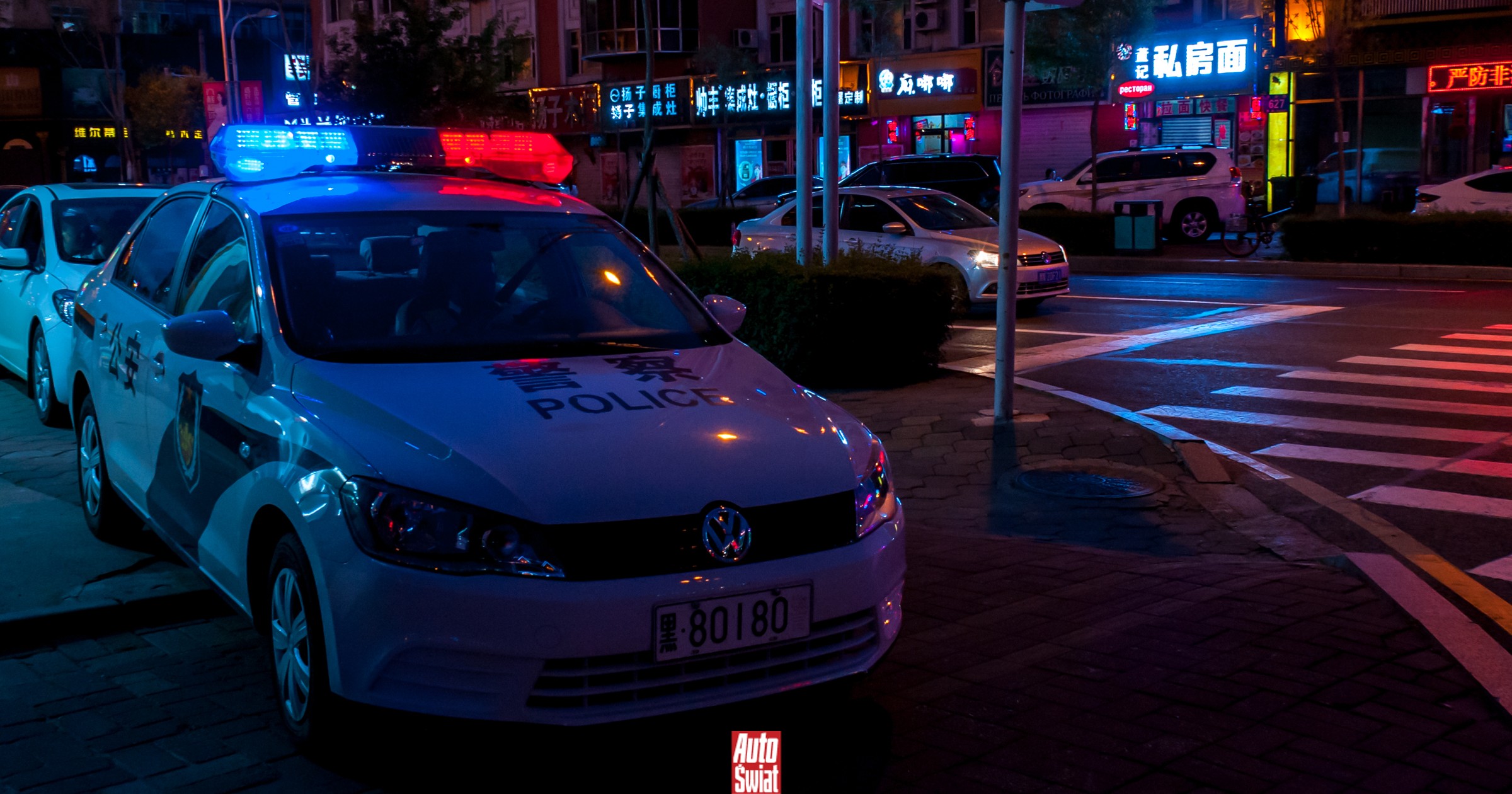 Policjanci zakuli ich w kajdanki, bo krytykowali chińskie auta w sieci. Jest stanowisko policji