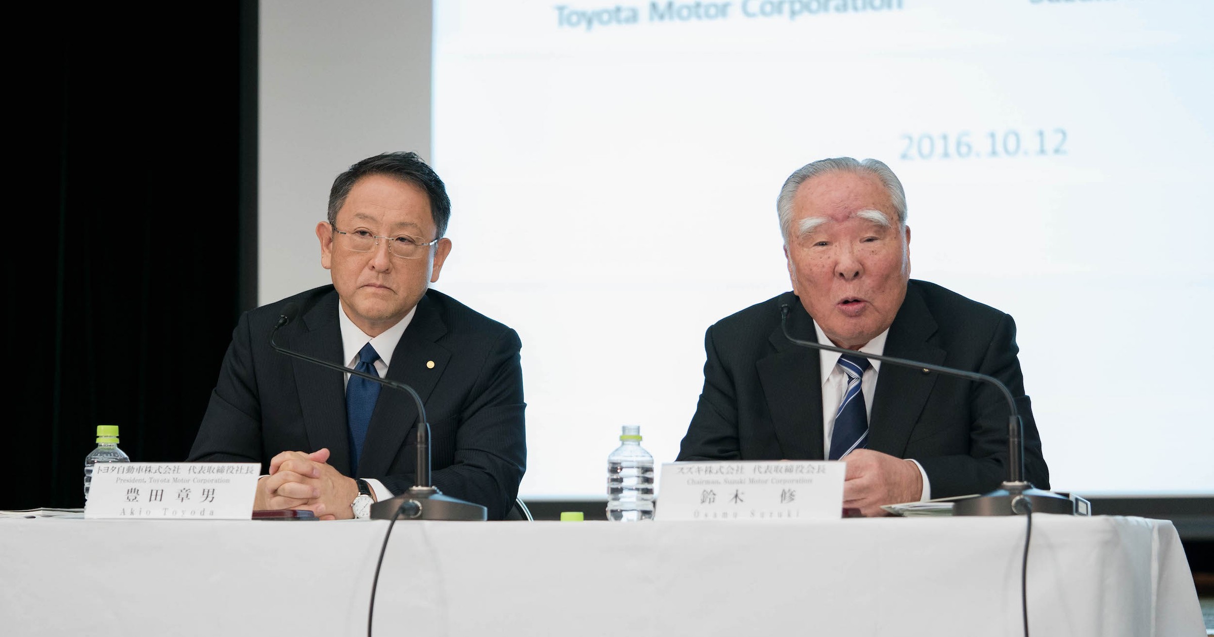 Akio Toyoda i Osamu Suzuki podczas wspólnej konferencji z 2016 r.