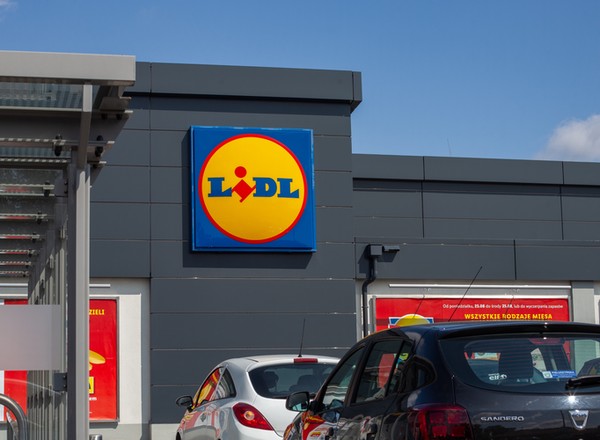 Kary 5 tys. zł za spalinowe auto pod Lidlem i Biedronką. Wyjaśniamy, jaka jest prawda