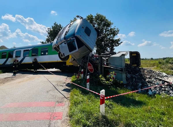 Groźny wypadek na niestrzeżonym przejeździe kolejowym. Siedem osób w szpitalu [WIDEO]