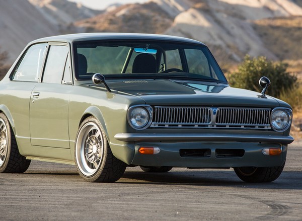 50-letnia Toyota Corolla z silnikiem V8