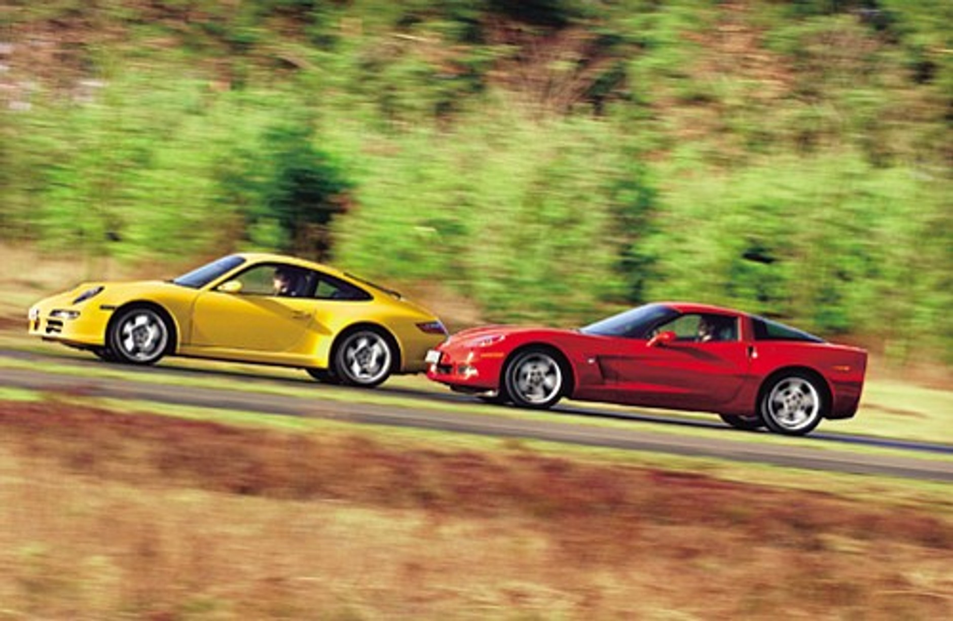 Chevrolet Corvette vs. Porshe Carrera 911 - Diabelsko wściekłe bolidy