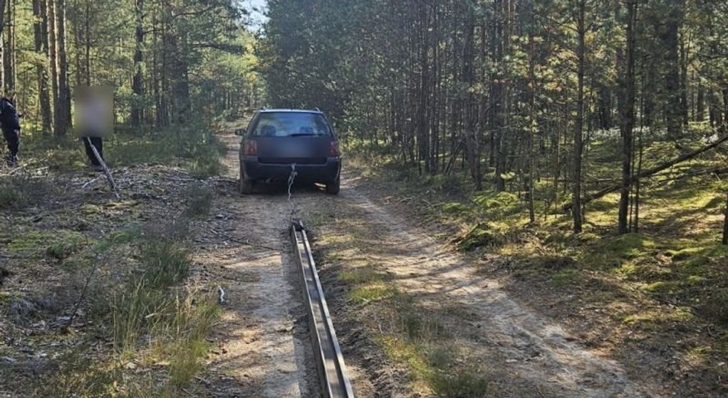 Złodziej ciągnął kradzione szyny za samochodem