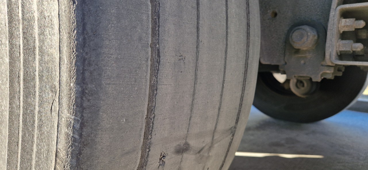 Kontrola ciężarówki ujawniła skrajnie zużyte opony