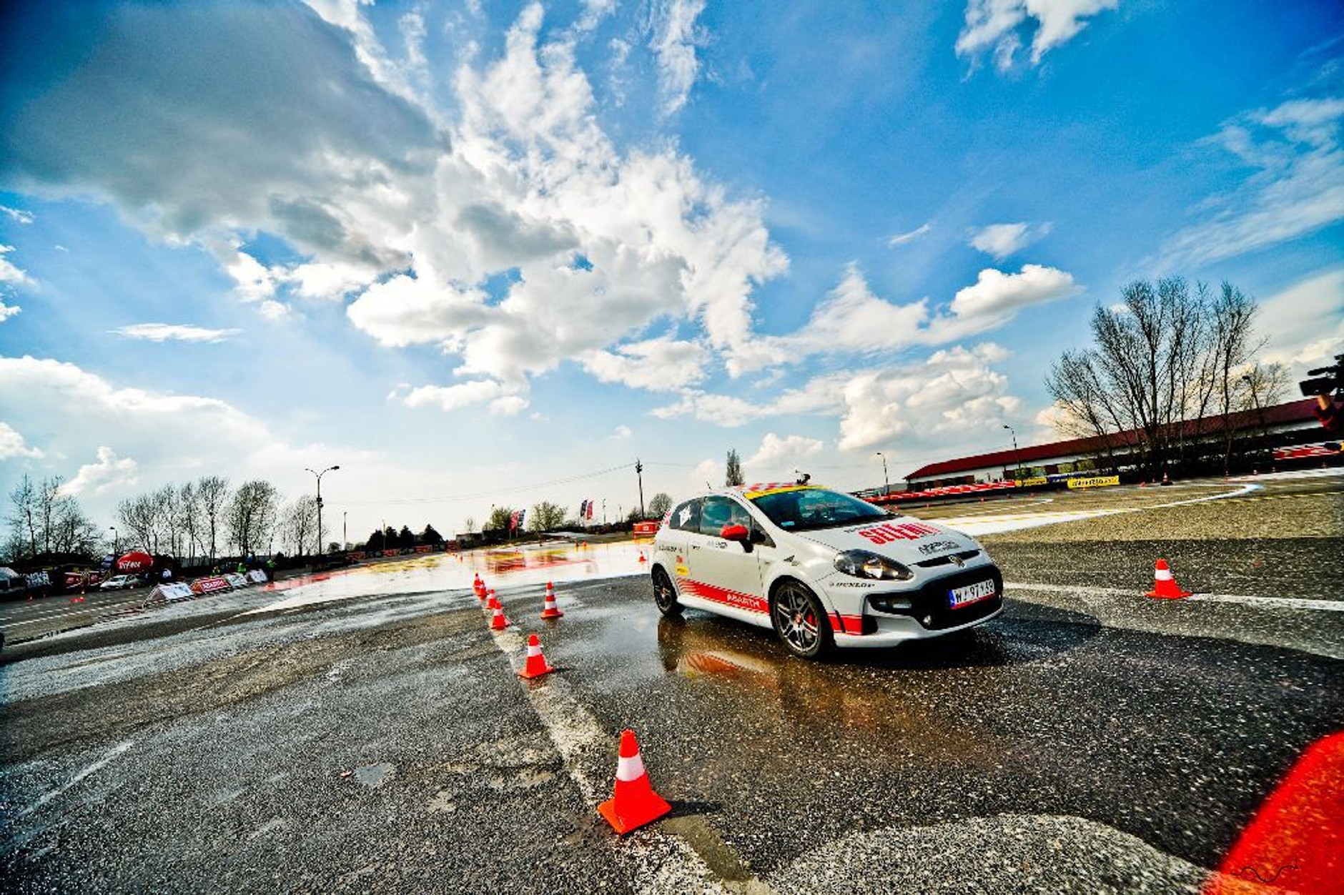 Kto lepiej prowadzi: kobiety czy mężczyźni?