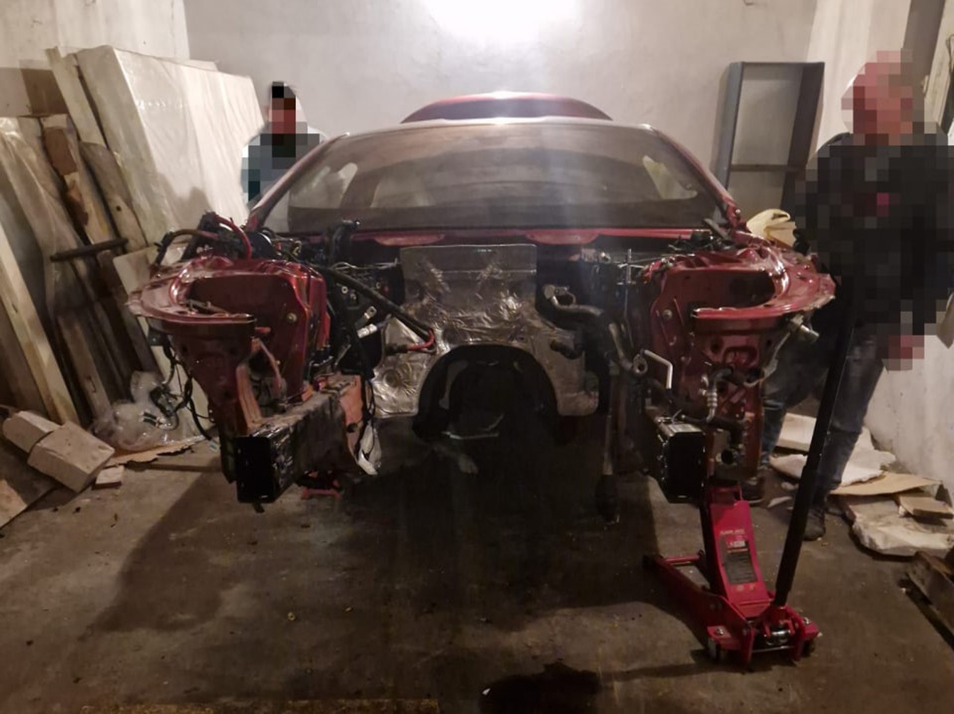 Detektywi odnaleźli skradzione BMW. Nie nadaje się do jazdy