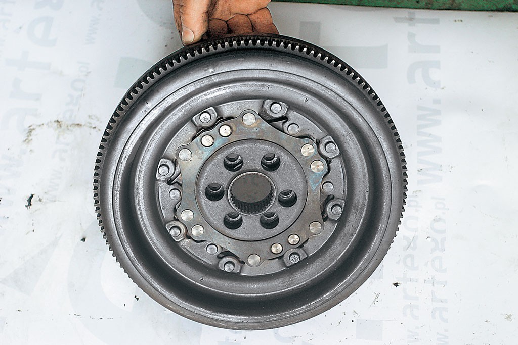 Koło dwumasowe to element odpowiadający za niwelowanie wibracji silnika. Niestety, regeneracja jest dość problematyczna, bo producenci nie dostarczają oryginalnych części. Z tego powodu efekt naprawy nie zawsze zadowala.