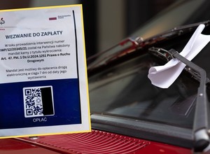 Kierowcy znajdują za wycieraczkami mandaty z kodami QR. Lepiej ich nie skanować