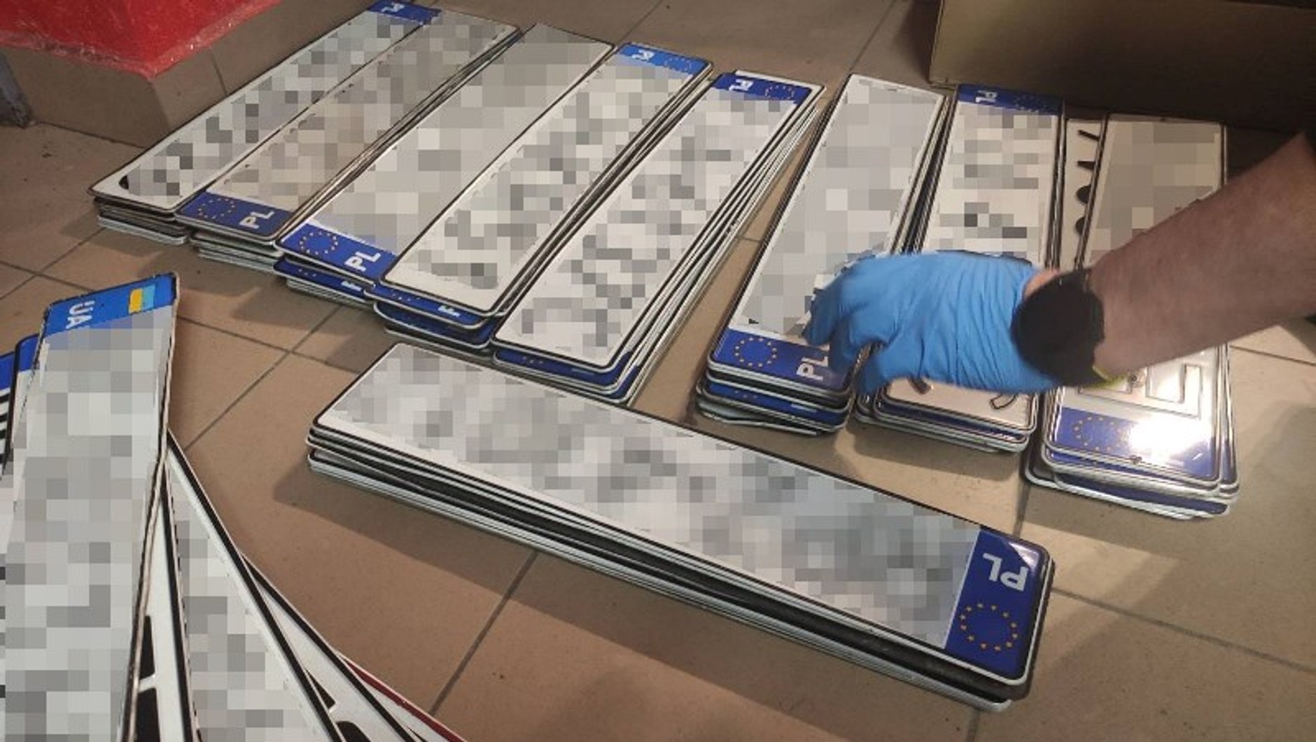 Śledczy rozbili grupę przestępczą, która legalizowała kradzione auta