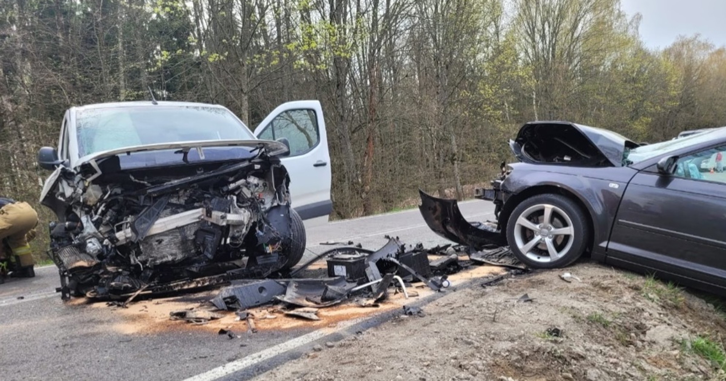 Toyota zjechała na przeciwny pas. Dwóch kierowców trafiło do szpitala