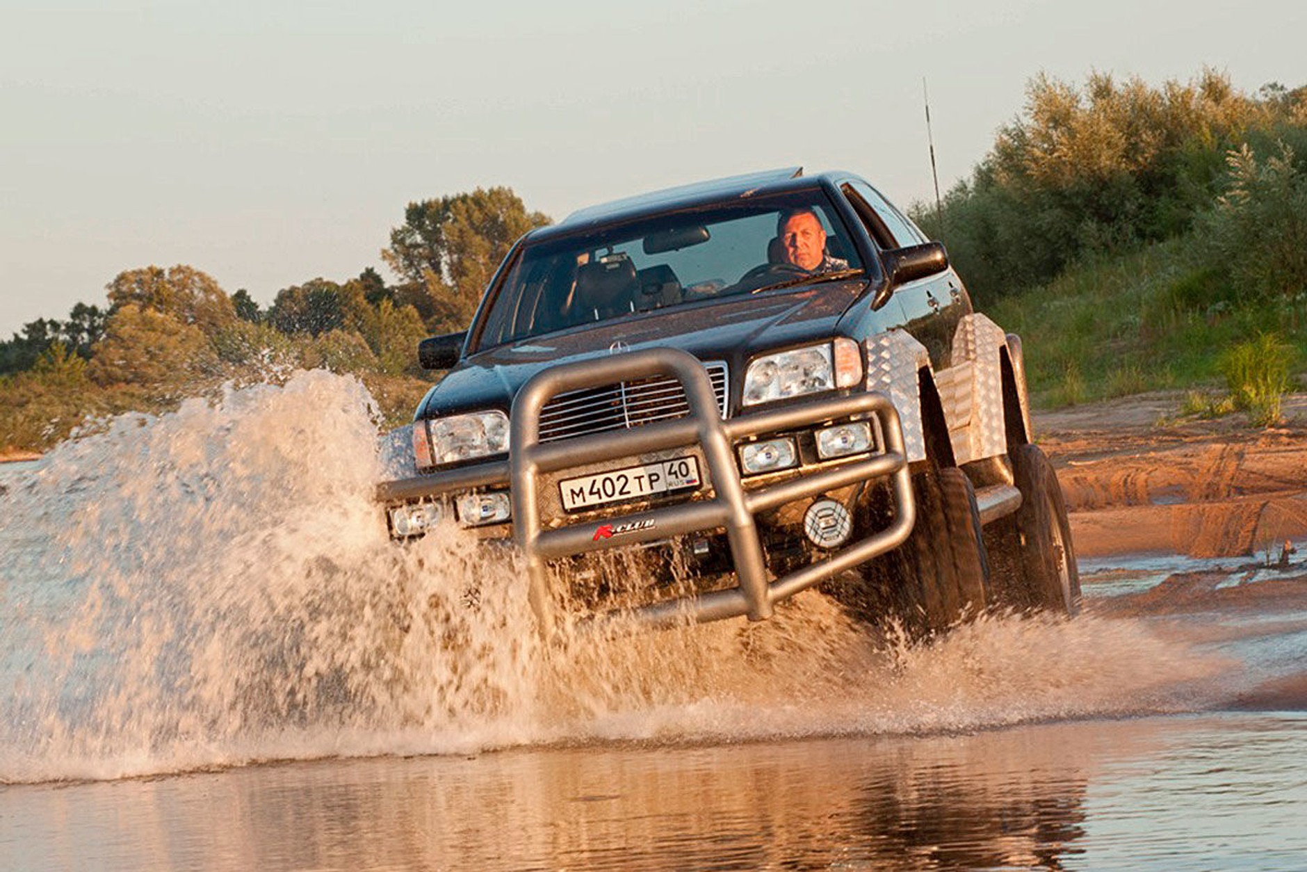 Rosyjski pojazd ma bazie Mercedesa klasy S W140 i GAZ-a 66