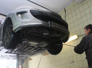 Czas zmyć z auta pozostałości po zimie