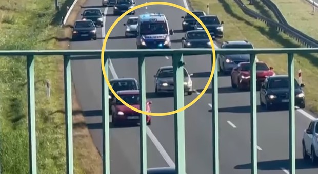 Karetka jechała po S7. Policja pokazała, jak zachowali się kierowcy [WIDEO]