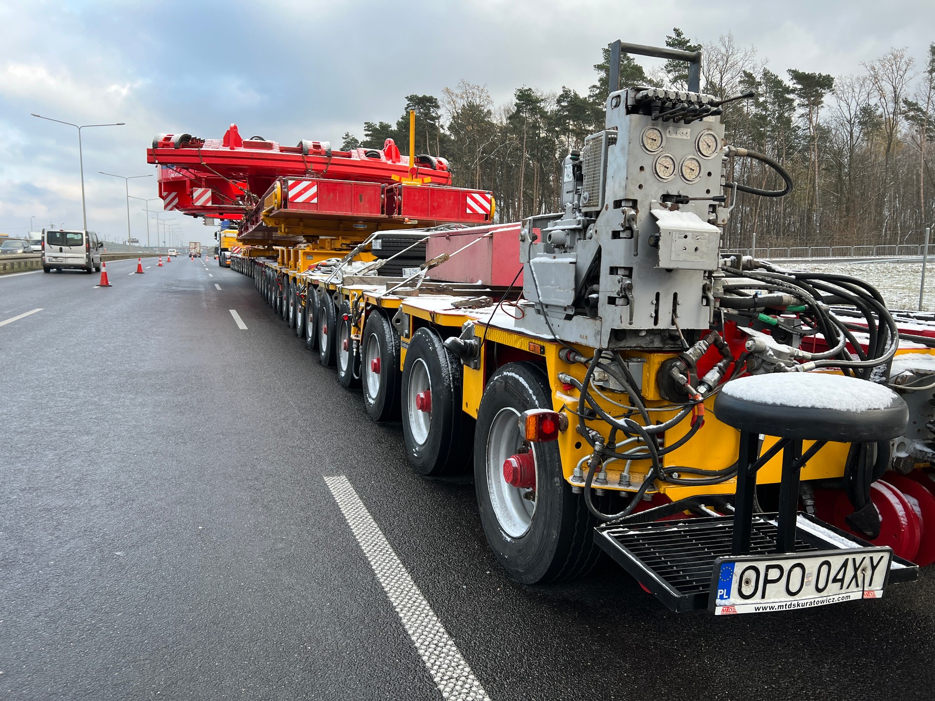 Transport gigantycznej maszyny czeka przed wjazdem do Warszawy na drodze ekspresowej S8 w pobliżu węzła Janki