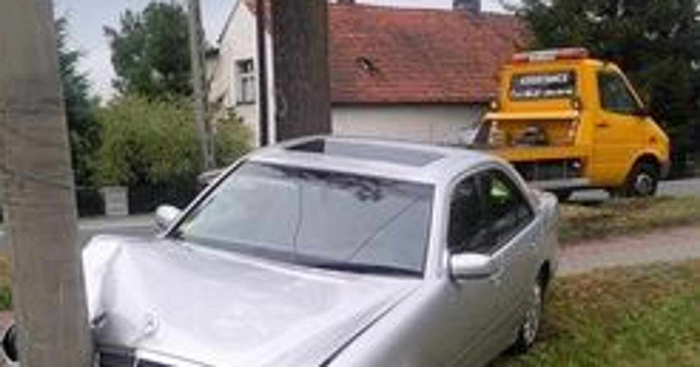 Mercedes-Benz na słupie, kierowca zasłabł