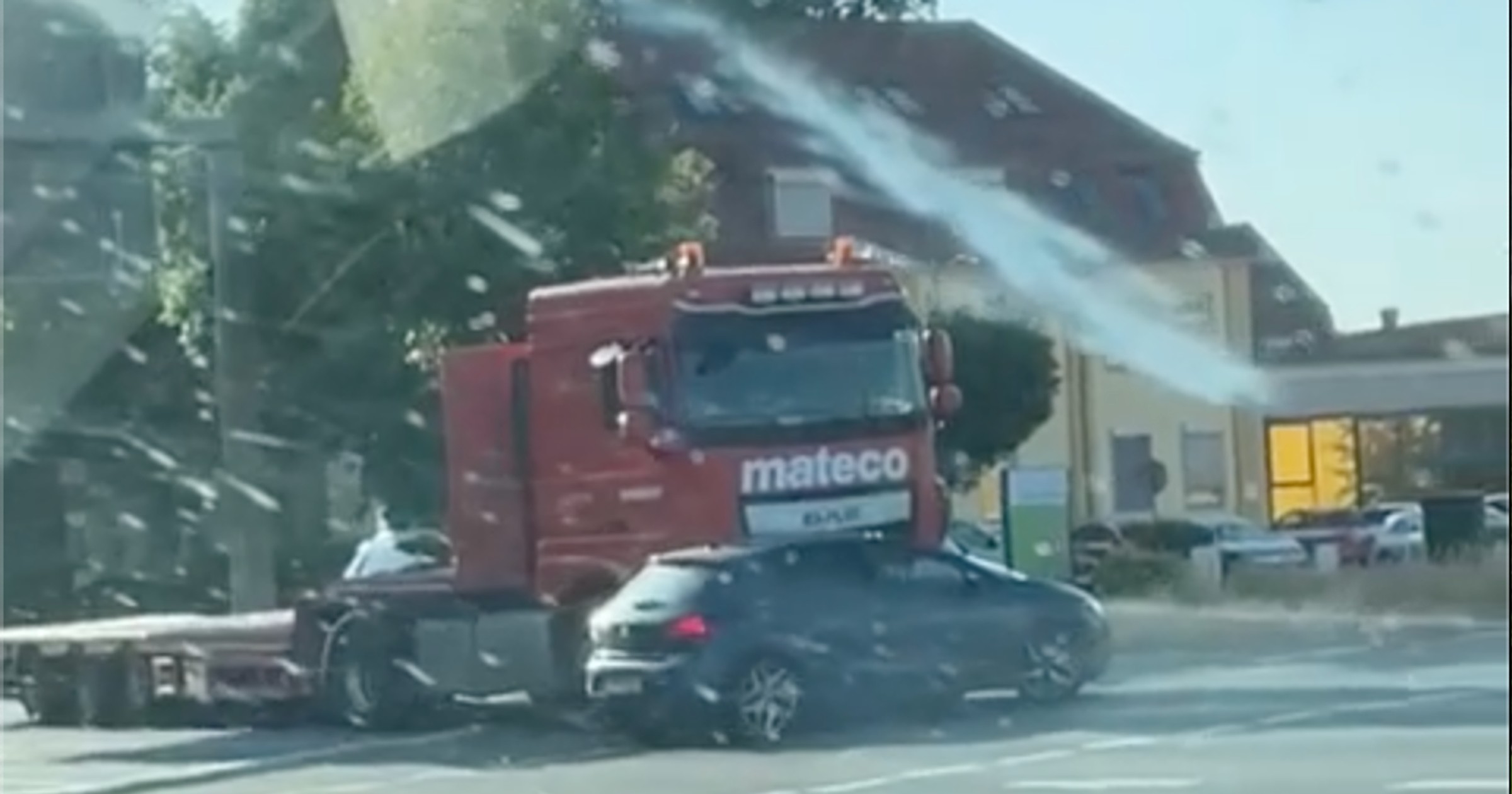 Kierowca ciężarówki myślał, że zepsuły się hamulce. Powód był zupełnie inny