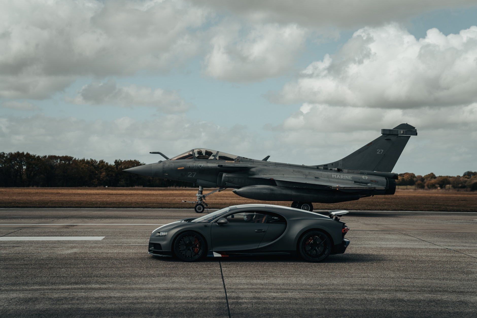 Bugatti Chiron Sport kontra myśliwiec Dassault Rafale Marine