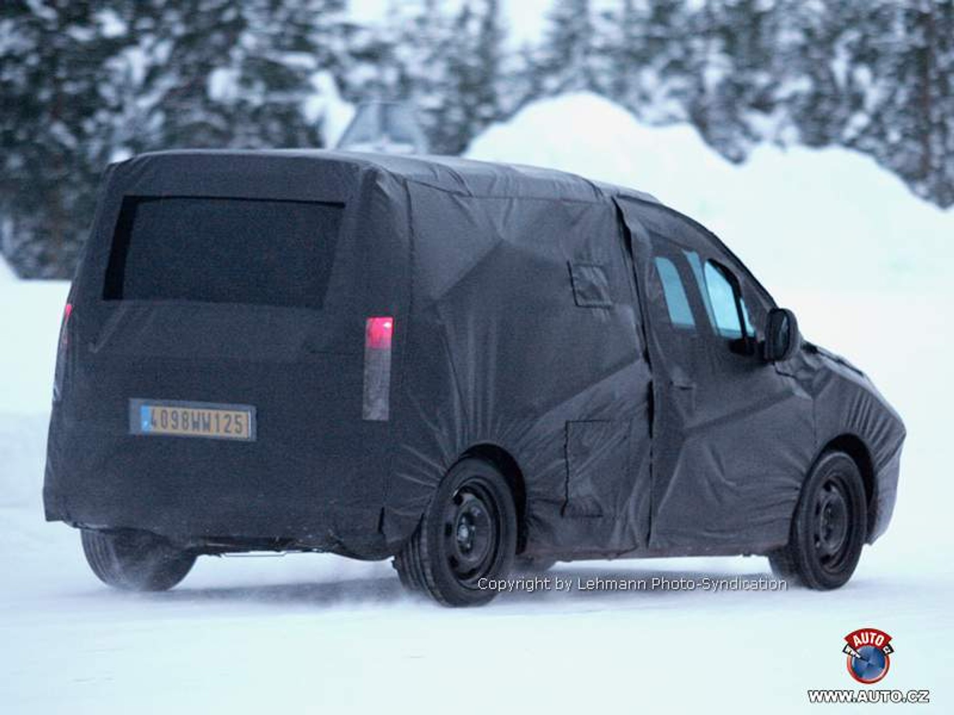 Zdjęcia szpiegowskie: VW Caddy XXL, Fiat Doblo i Citroen Berlingo