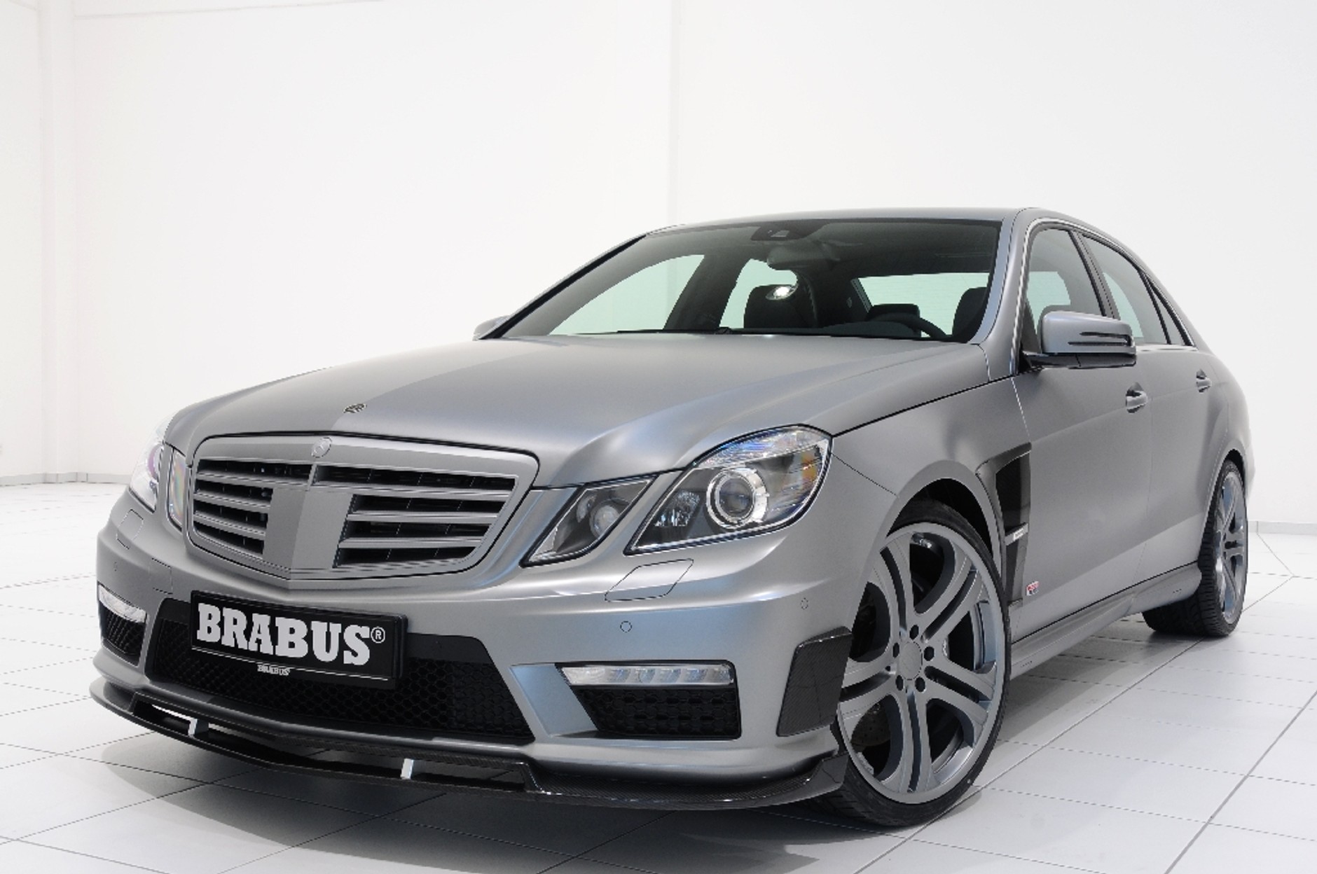 Mercedes E63 AMG - 555 KM od Brabusa (galeria)