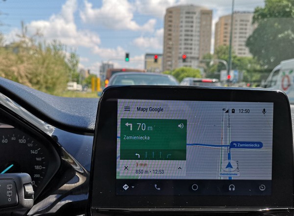 Tak Google Maps pozwala unikać mandatów. W rogu są dwa wskaźniki