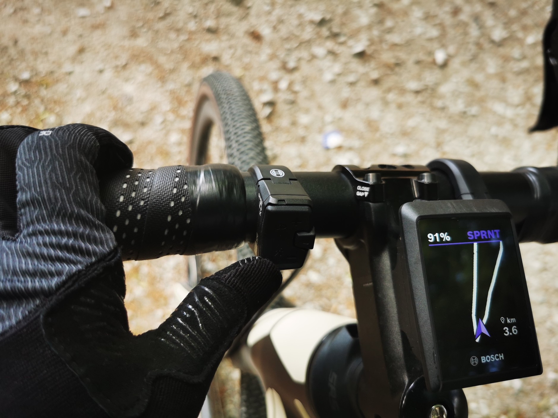 Za pomocą kontrolera przy kierownicy zmieniamy tryb wspomagania. Wystarczy kliknać