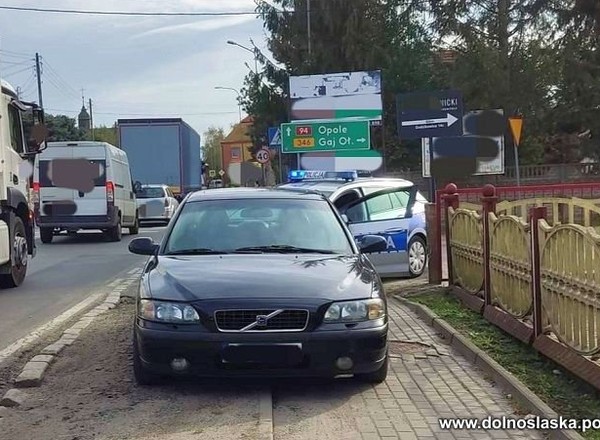 Nie wytrzymał stania w korku i ruszył pod prąd. Trafił na nieoznakowany radiowóz