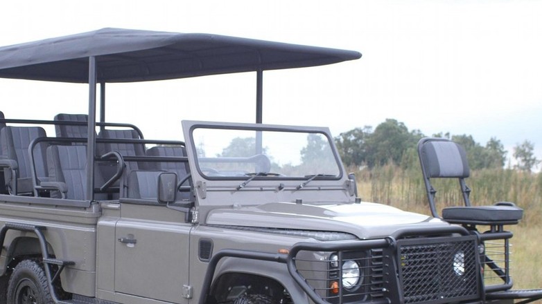 Elektrycznym Defenderem na safari