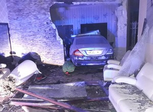 Mercedesem wjechał do sali bankietowej