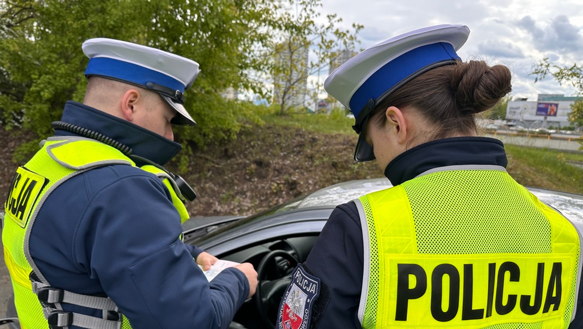Mandat karny za wykroczenie można też zapłacić kartą u funkcjonariusza drogówki.