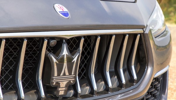Trzech Polaków zginęło w Belgii. Ich Maserati rozpadło się na pół