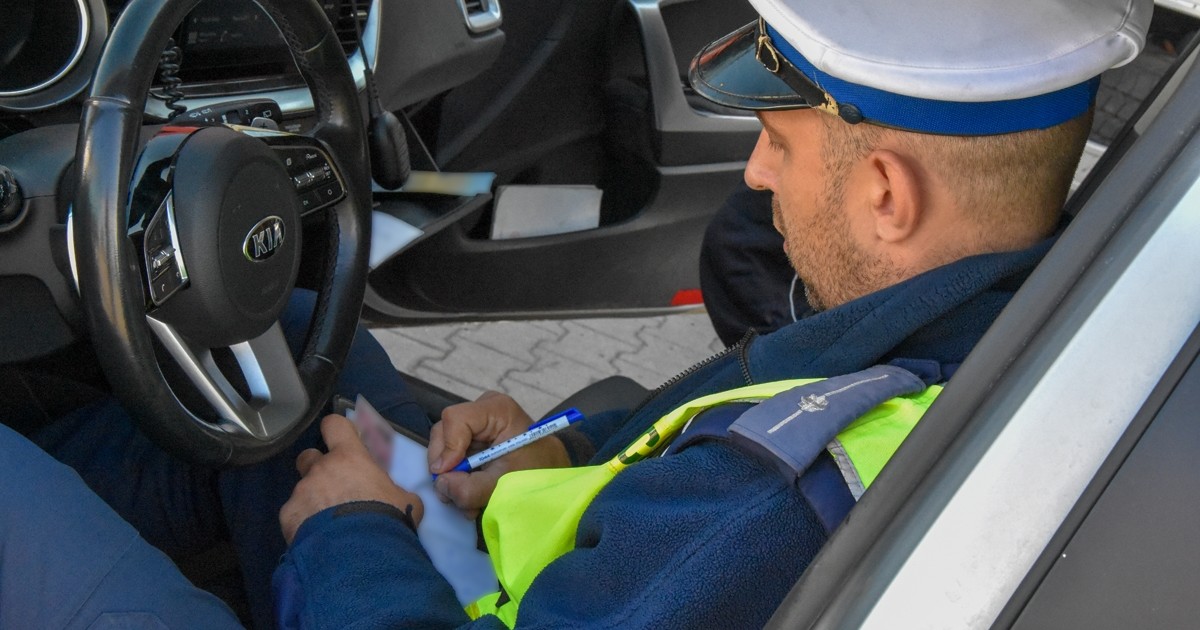 Policjant wypisujący mandat karny