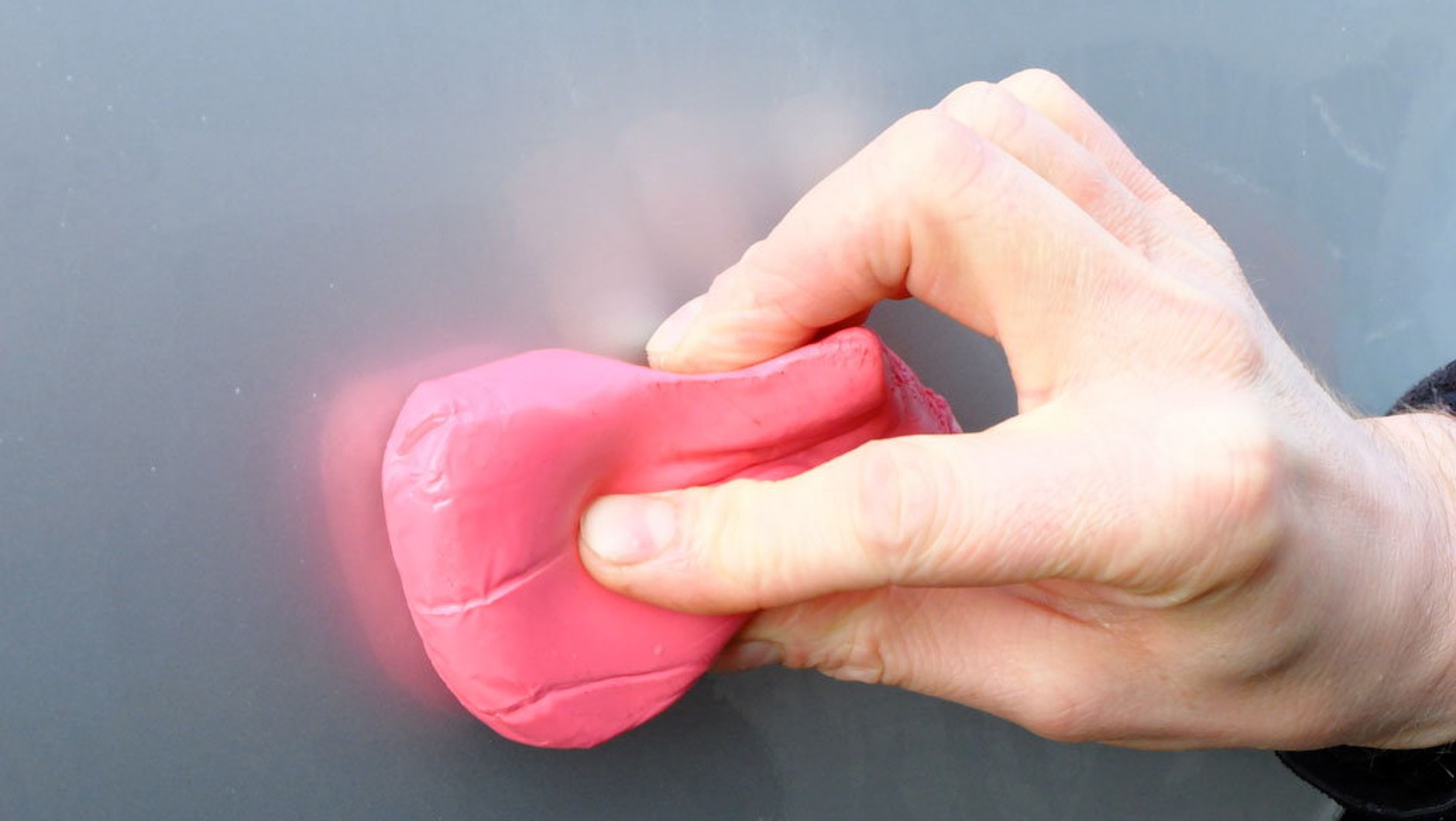 Dobrze ugnieciona glinka podczas kontaktu z lakierem przechwytuje zanieczyszczenia wbite w lakier auta.