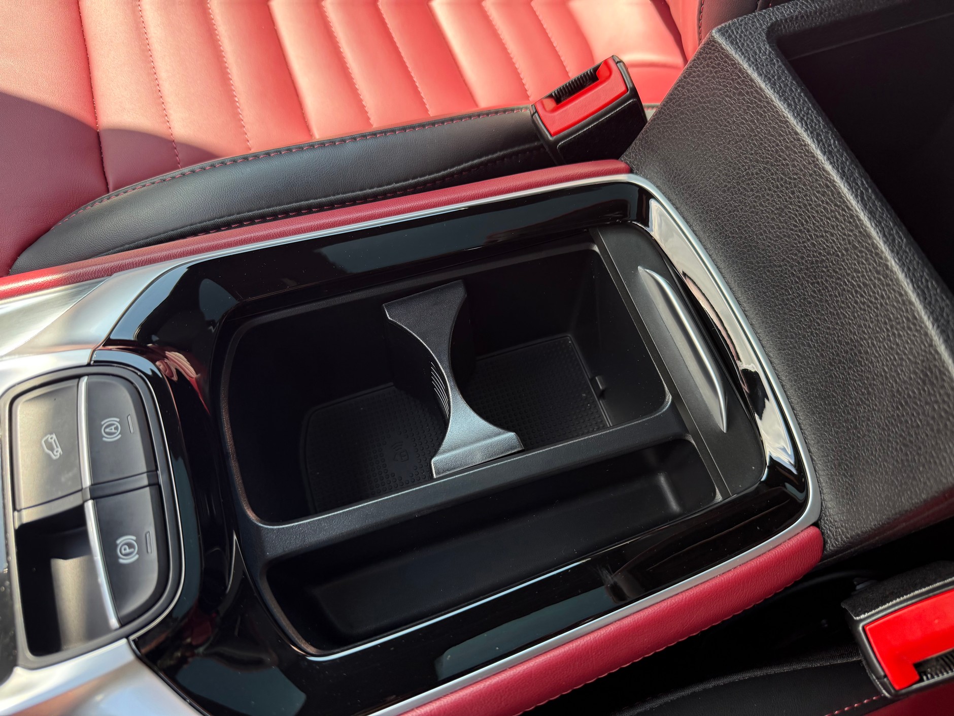 Białe MG z 2022 r. z przebiegiem 38 tys. km za 84 tys. 900 zł