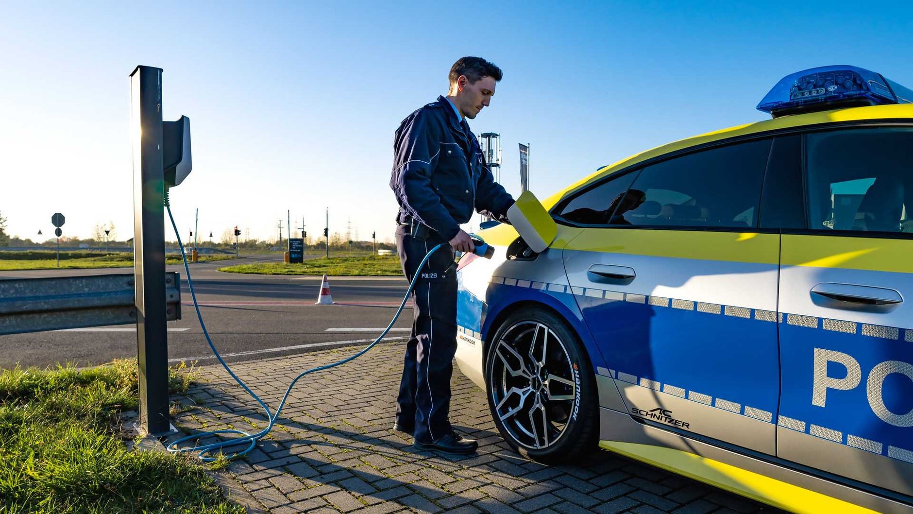 Koncepcyjny radiowóz BMW i4 AC Schnitzer