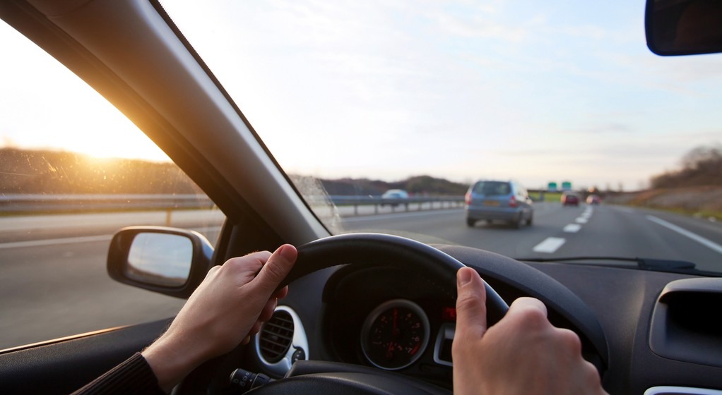 samochód na autostradzie - zdjęcie ilustracyjne