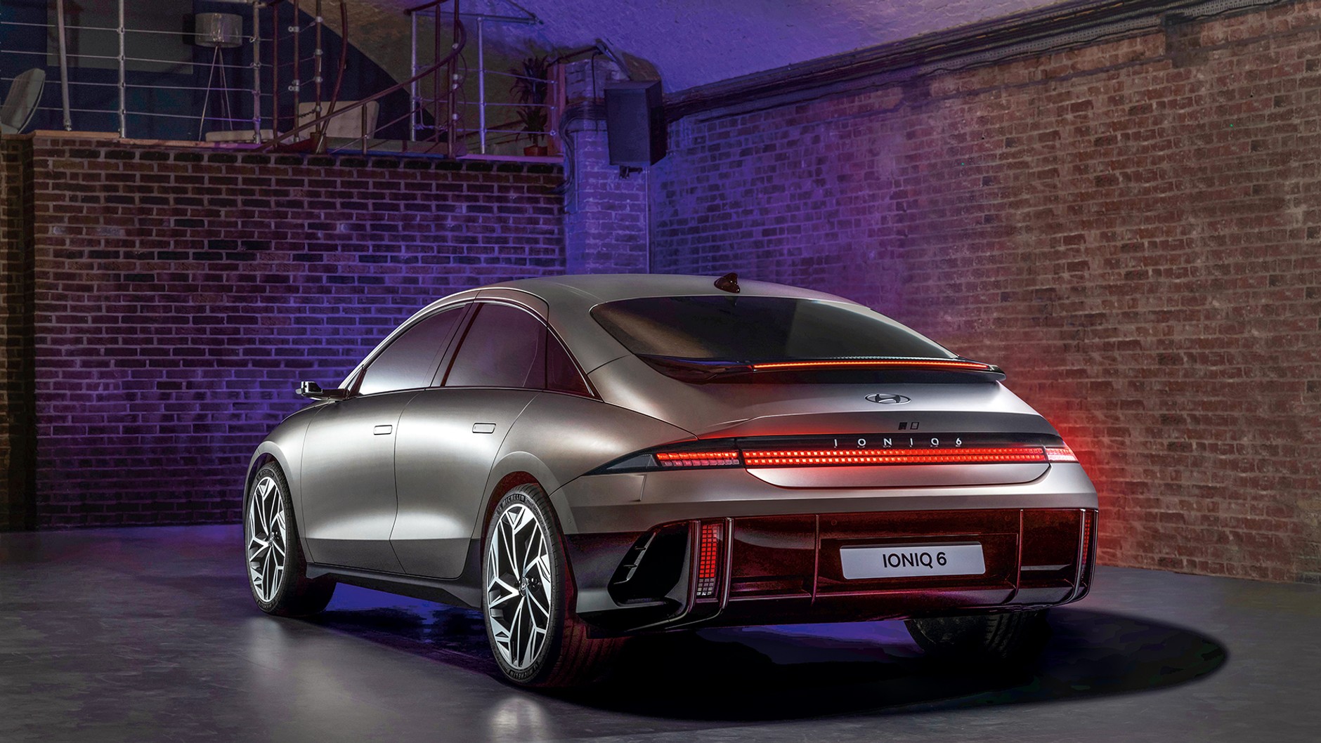 Hyundai Ioniq 6 sprawia może wrażenie kompaktowego auta, jest jednak bardzo duży. Uwagę zwracają dyfuzory, pikselowe pasmo świetlne i spoiler