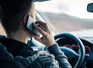 Prawie wszyscy kierowcy w Warszawie używają telefonów w trakcie jazdy