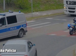 Jechali do szpitala i utknęli w korku. Do auta dotarli policjanci na motocyklach