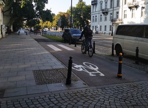 Przez drogę dla rowerów przechodzimy jak przez jezdnię lub torowisko tramwajowe